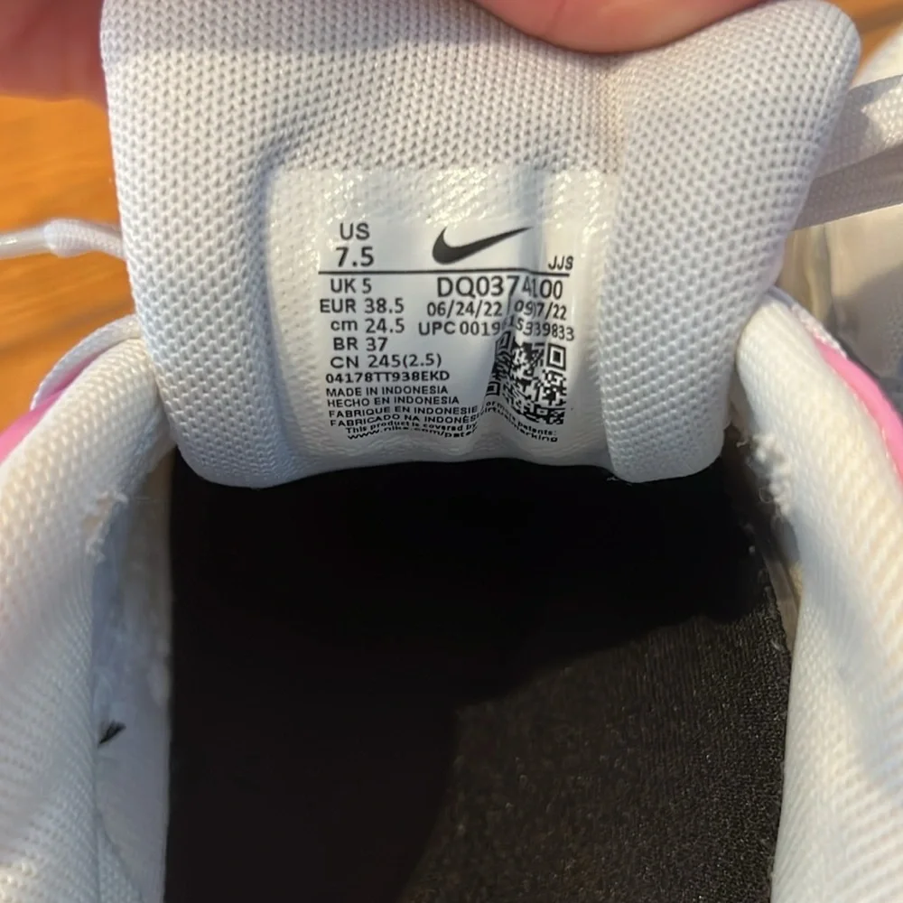 Nike Air Max 90 Sneaker - Picture 10 of 10